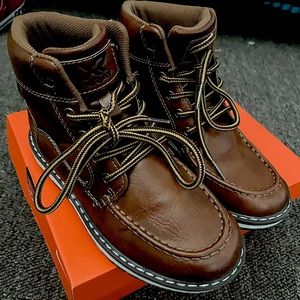 Boys brown boots perfect for fall and winter in great condition